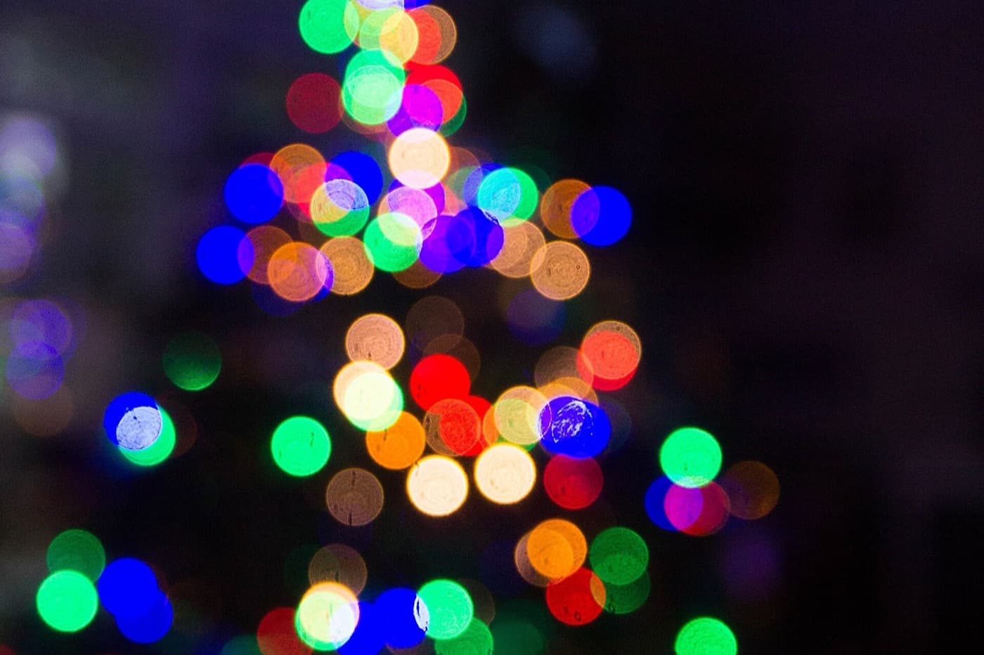 Warme kerstlichtjes, onscherp fonkelend in de avond