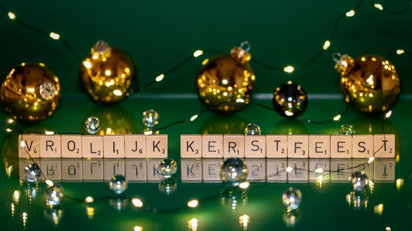 Kerstballen met losse letters die samen VROLIJK KERSTFEEST spellen
